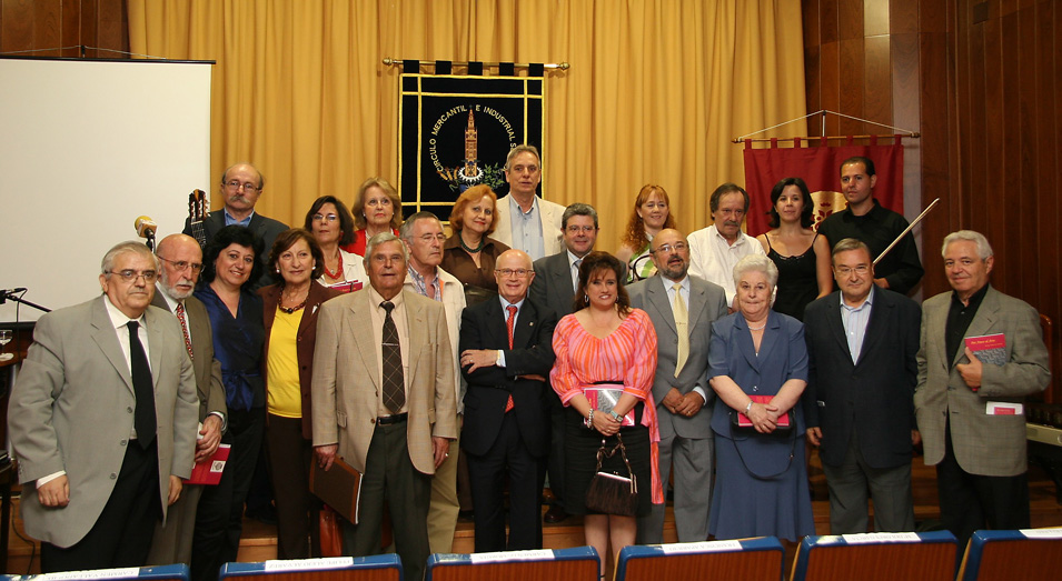 Algunos componentes y los artistas participantes en la celebración del V Aniversario de la entidad, junto a  los representantes del Círculo Mercantil y el Excmo. Ayuntamiento de San Juan de Aznalfarache, uno de nuestros principales colaboradores hasta el año 2012 (Foto: Gasán)