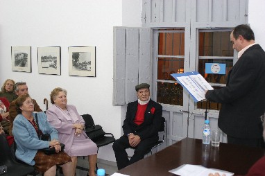 En la imagen, José Luis dicta una conferencia sobre el tema " Triana y el Flamenco"  en el Salón de actos del Centro Cívico "Casa de las Columnas de Triana". Sentado en primer término, con camisa y pañuelo rojos, "El Herejía"