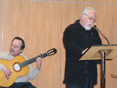 Pepe Sabin acompañando al poeta trianero Santiago Martín durante un recital en el Centro Cívico Tejar del Mellizo.