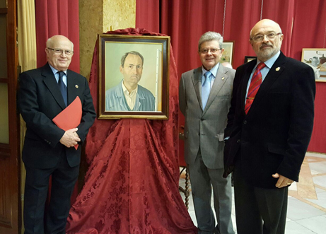 La directiva de Itimad quiso posar junto al autorretrato de Rafael, antes de marchar.