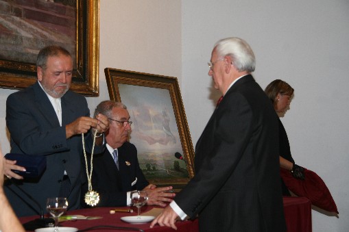 Gasán recibiendo la Medalla al Mérito Solidario  instituida por el Ateneo Popular y Solidario de Sevilla.  Impone el Sr. Rodríguez Galindo, Presidente del Patronato de los Reales Alcázares