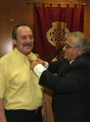 Imposición de la insignia con el emblema de Itimad a José Sabín por parte de José Magdaleno Báez, Vocal de Expresión Plástica.